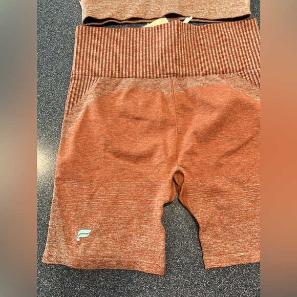 NWT Fabletics Ombre Seamless Ultra High-Waisted 6" Short and Top - Picture 6 of 7